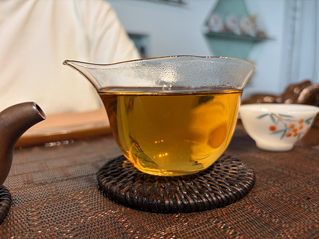 图为象明茏兴茶厂2007年蛮砖早春饼