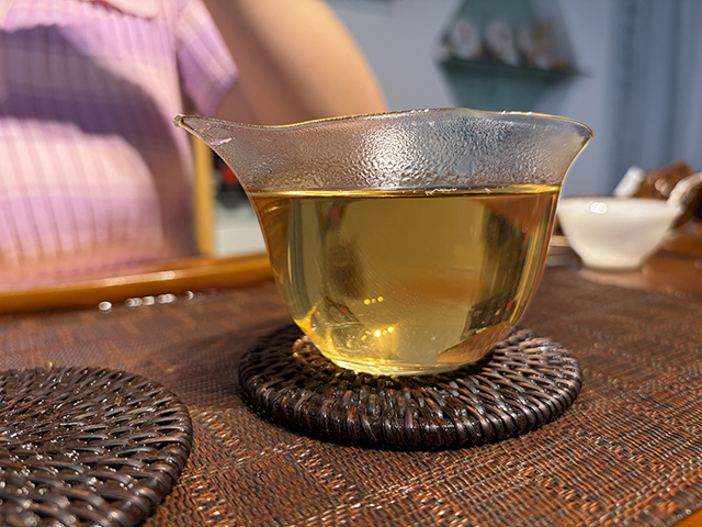 图为茏兴茶庄2006年蛮砖早春饼
