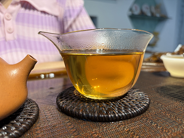 图为茏兴茶庄2006年蛮砖早春饼