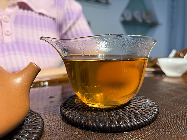 图为茏兴茶庄2006年蛮砖早春饼