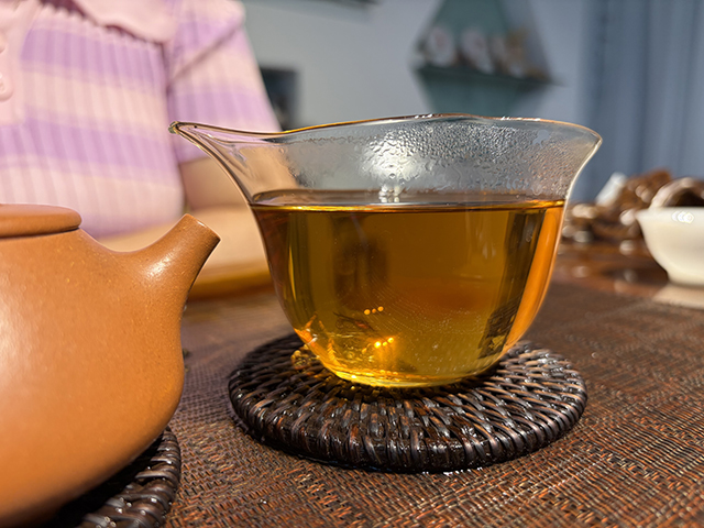 图为茏兴茶庄2006年蛮砖早春饼