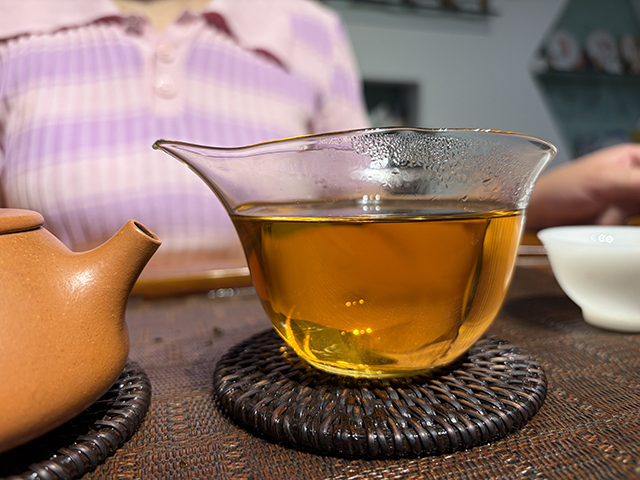 图为茏兴茶庄2006年蛮砖早春饼