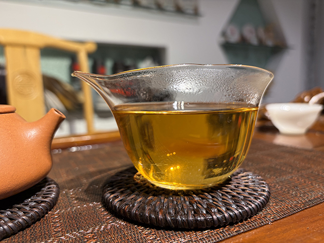 图为茏兴茶庄2006年蛮砖早春饼