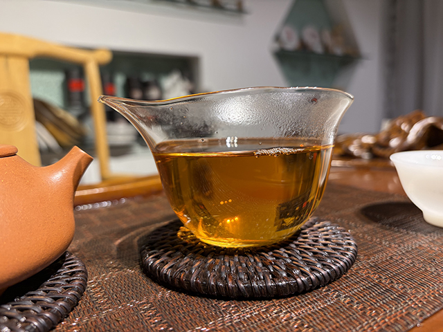 图为茏兴茶庄2006年蛮砖早春饼