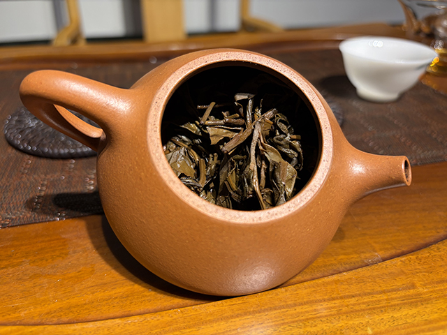 图为茏兴茶庄2006年蛮砖早春饼