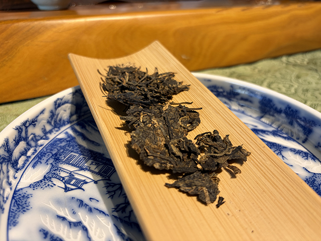 图为春城茶厂2004年碧海银针馒头饼250克