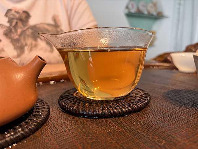 图为春城茶厂2004年碧海银针馒头饼250克