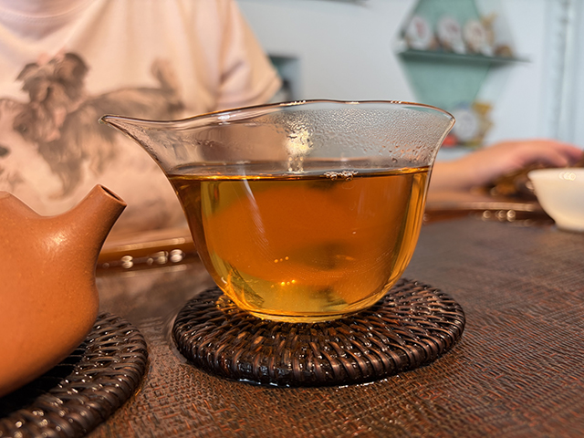 图为春城茶厂2004年碧海银针馒头饼250克