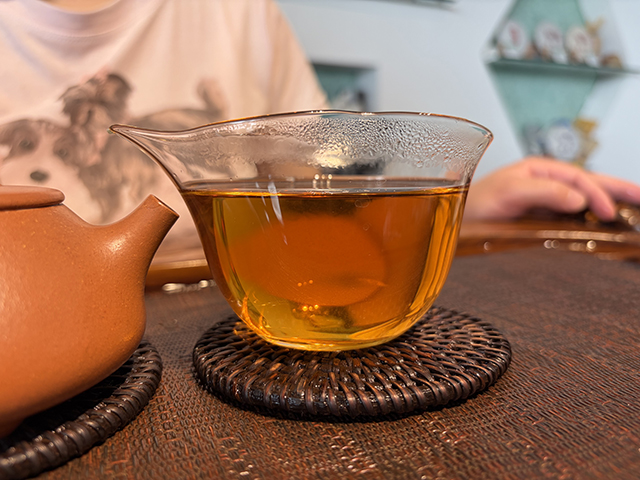 图为春城茶厂2004年碧海银针馒头饼250克