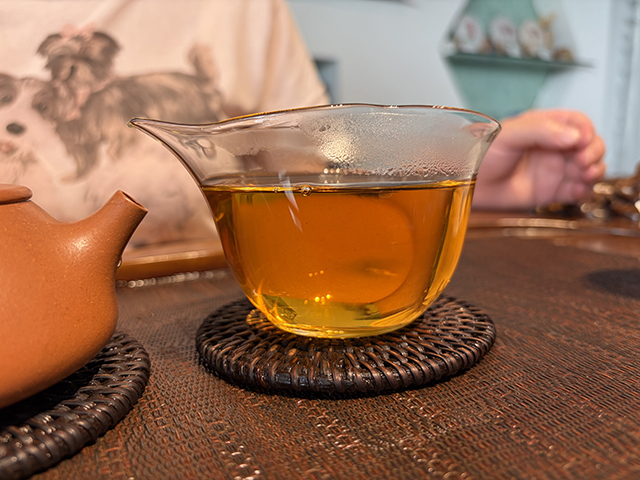 图为春城茶厂2004年碧海银针馒头饼250克