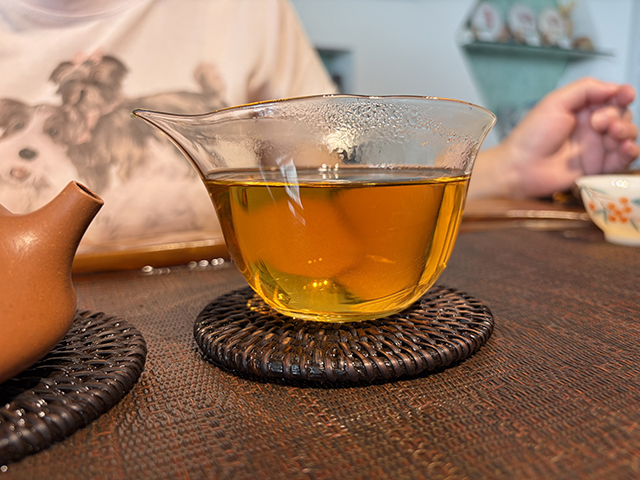 图为春城茶厂2004年碧海银针馒头饼250克
