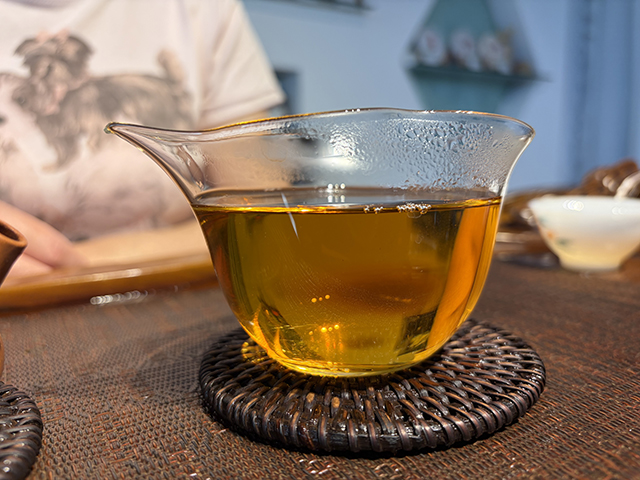 图为春城茶厂2004年碧海银针馒头饼250克
