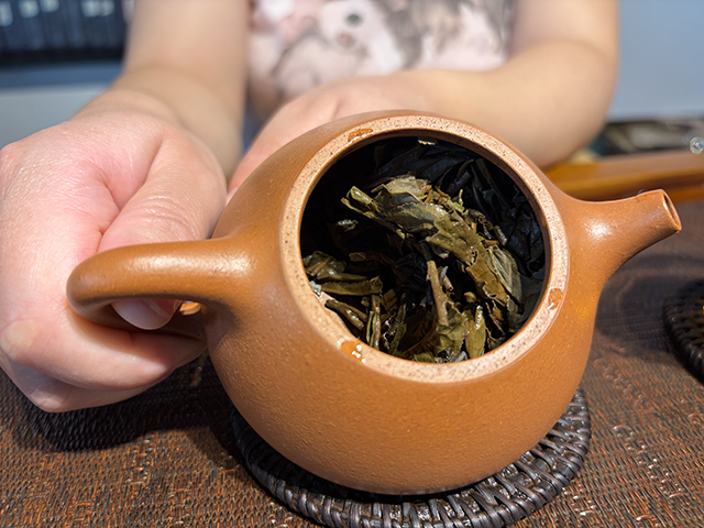 图为春城茶厂2004年碧海银针馒头饼250克