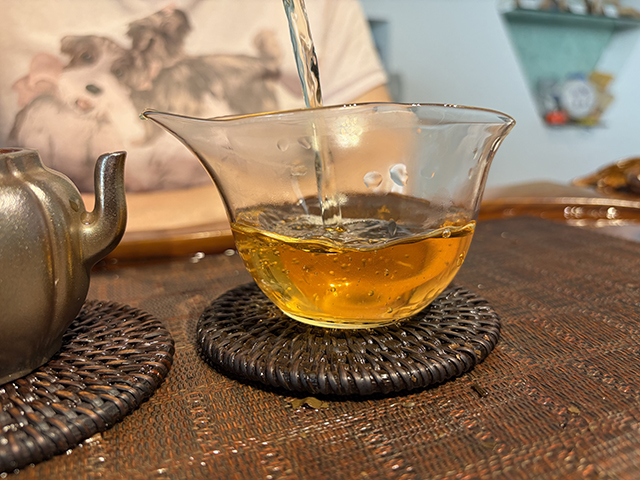图为象明茏兴茶厂2009年蛮砖早春饼